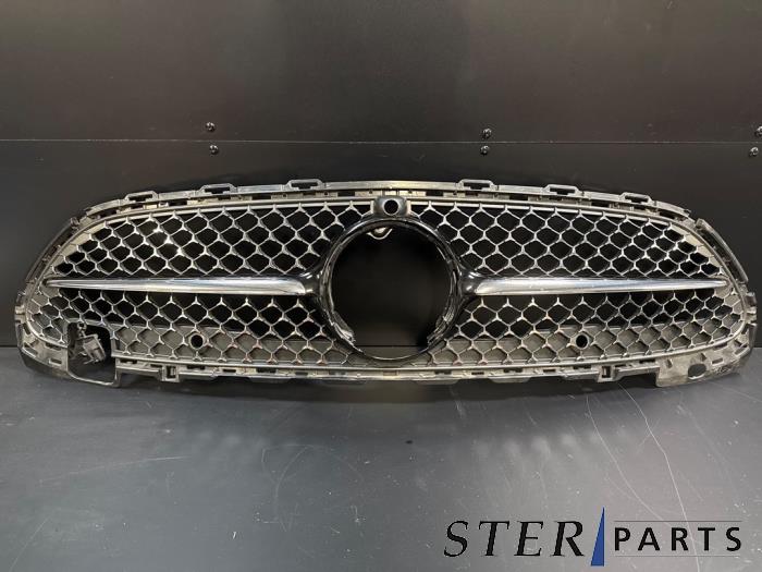 Używane Grill Mercedes C (W206) C-300 2.0 EQ Boost Turbo Cena € 149,50 Procedura marży oferowane przez Sterparts Mercedes specialist