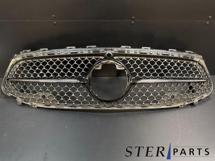 Używane Grill Mercedes A (177.0) 1.3 A-180 Turbo Mild Hybrid Cena € 149,50 Procedura marży oferowane przez Sterparts Mercedes specialist