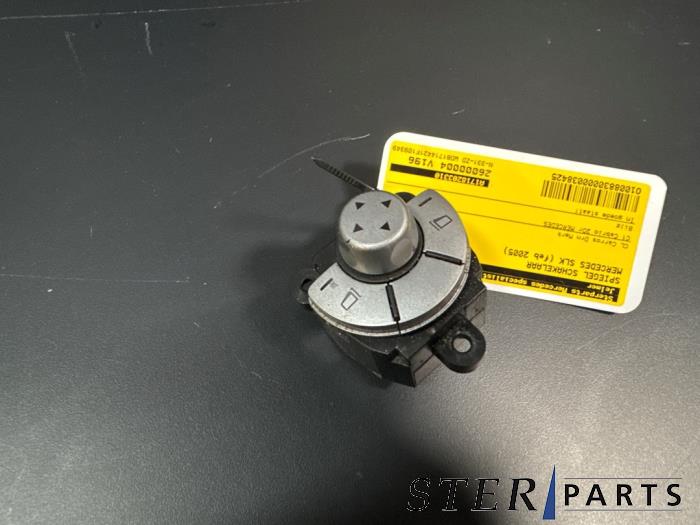 Usados Interruptor de retrovisor Mercedes SLK (R171) 1.8 200 K 16V Precio € 19,50 Norma de margen ofrecido por Sterparts Mercedes specialist