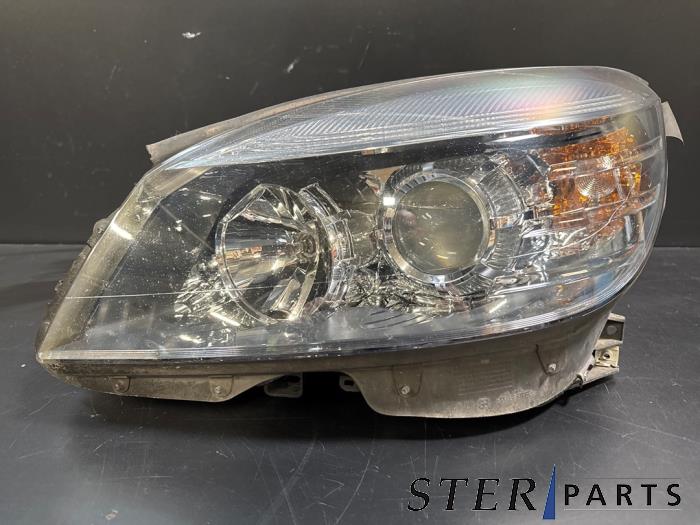 Używane Reflektor lewy Mercedes C Estate (S204) 1.6 C-180K 16V BlueEfficiency Cena € 144,95 Procedura marży oferowane przez Sterparts Mercedes specialist