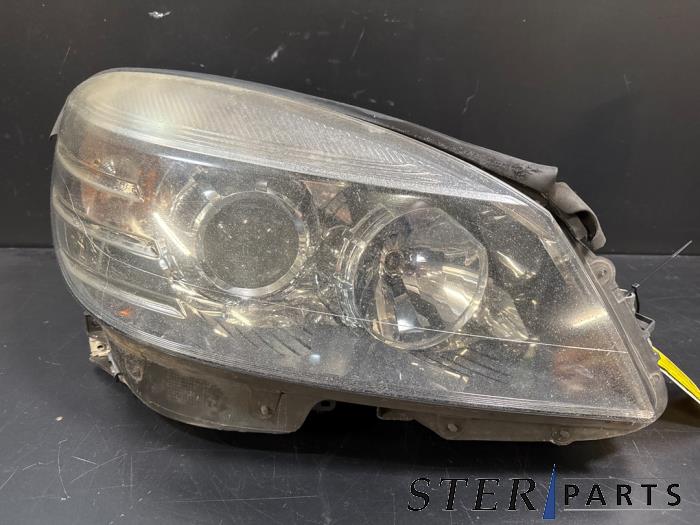 Używane Reflektor prawy Mercedes C Estate (S204) 1.6 C-180K 16V BlueEfficiency Cena € 144,95 Procedura marży oferowane przez Sterparts Mercedes specialist