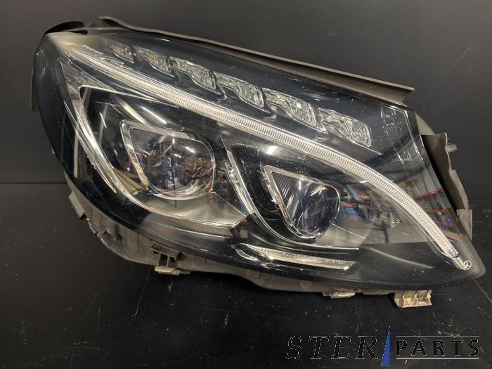 Używane Reflektor prawy Mercedes C Estate (S205) C-350 e 2.0 16V Cena € 950,00 Procedura marży oferowane przez Sterparts Mercedes specialist