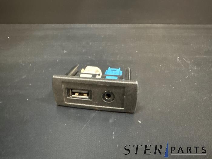 Begagnade USB-modul Mercedes Vito (447.6) 2.2 114 CDI 16V Pris € 11,50 Inklusive moms erbjuds av Sterparts Mercedes specialist