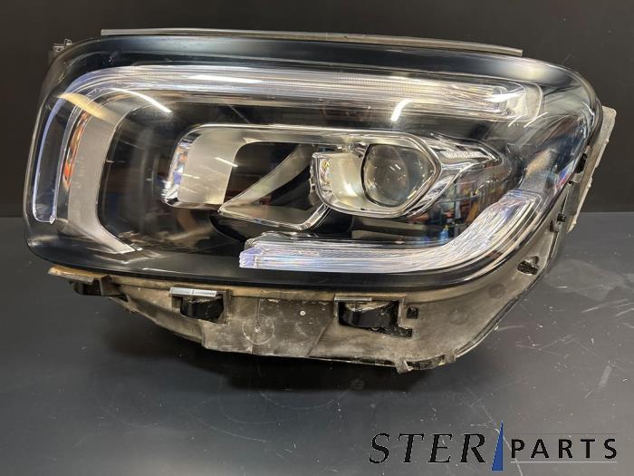 Używane Reflektor lewy Mercedes GLB (247.6) 2.0 GLB-220d 4-Matic Cena € 695,75 Z VAT oferowane przez Sterparts Mercedes specialist