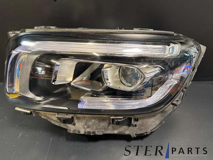 Używane Reflektor lewy Mercedes GLB (247.6) 2.0 GLB-220d 4-Matic Cena € 695,75 Z VAT oferowane przez Sterparts Mercedes specialist