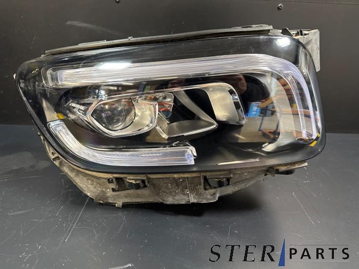 Używane Reflektor prawy Mercedes GLB (247.6) 2.0 GLB-220d 4-Matic Cena € 695,75 Z VAT oferowane przez Sterparts Mercedes specialist
