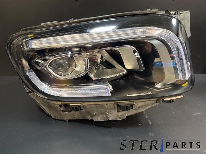 Używane Reflektor prawy Mercedes GLB (247.6) 2.0 GLB-220d 4-Matic Cena € 695,75 Z VAT oferowane przez Sterparts Mercedes specialist