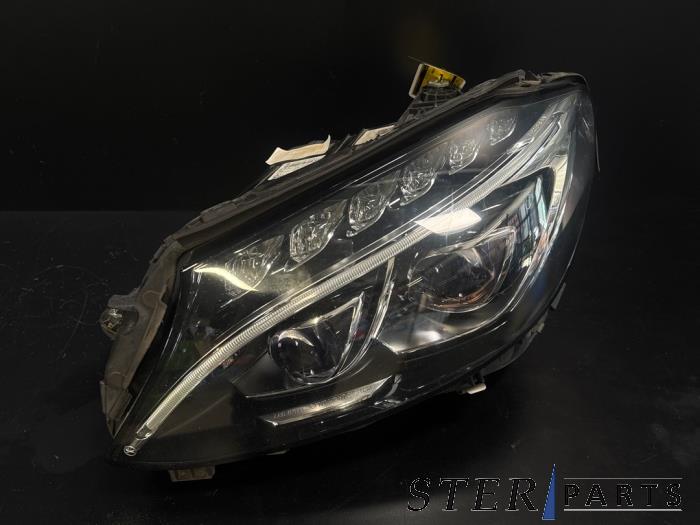 Używane Reflektor lewy Mercedes C Estate (S205) C-350 e 2.0 16V Cena € 950,00 Procedura marży oferowane przez Sterparts Mercedes specialist