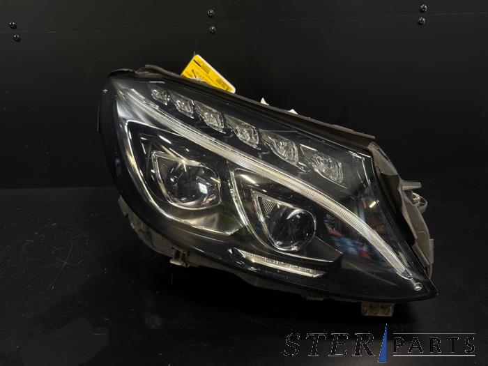 Używane Reflektor prawy Mercedes C Estate (S205) C-350 e 2.0 16V Cena € 950,00 Procedura marży oferowane przez Sterparts Mercedes specialist
