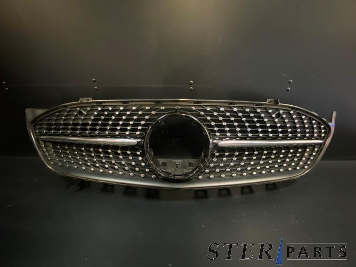 Używane Grill Mercedes CLA (118.3) 1.3 CLA-180 Turbo 16V Cena € 98,95 Procedura marży oferowane przez Sterparts Mercedes specialist