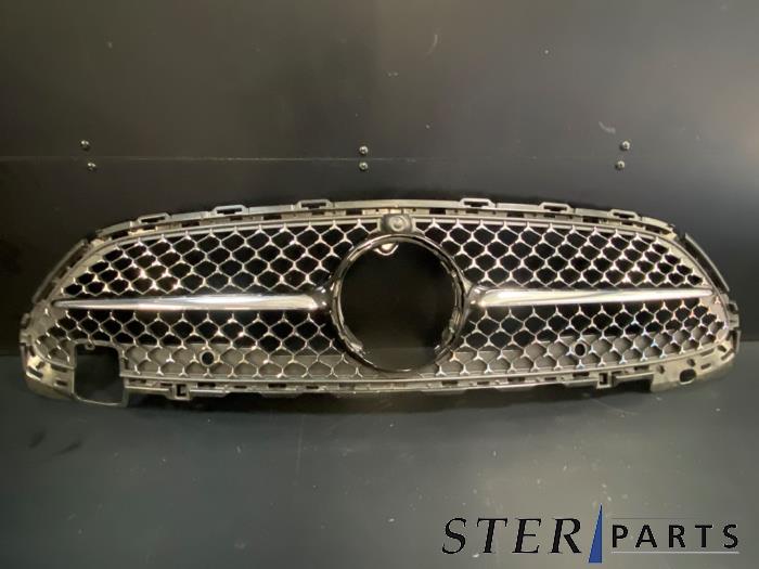 Używane Grill Mercedes C (W206) C-180 1.5 EQ Boost Cena € 149,50 Procedura marży oferowane przez Sterparts Mercedes specialist