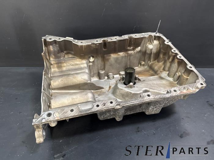 Usagé Couvercle carter Mercedes A (W176) 2.2 A-220 CDI 16V Prix € 89,50 Règlement à la marge proposé par Sterparts Mercedes specialist