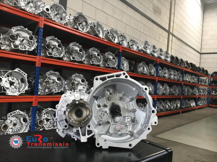 Växellåda från en Volkswagen Caddy Combi III (2KB,2KJ) 1.9 TDI 2007