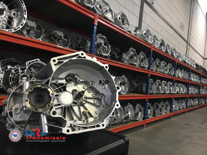 Gearbox from a Volkswagen Touran (1T1/T2) 2.0i 2008