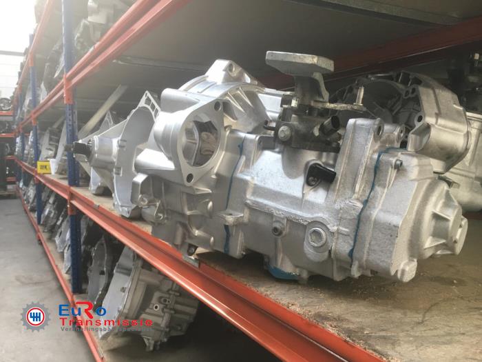 Gearbox from a Volkswagen Touran (5T1) 1.6 TDI 2016