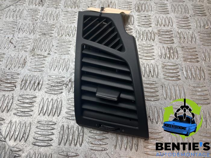 Dashboard vent from a BMW 1 serie (E87/87N) 116i 1.6 16V 2005