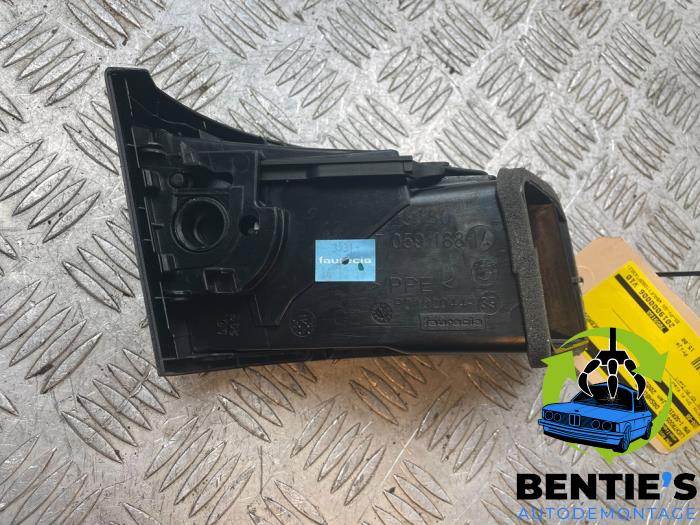 Dashboard vent from a BMW 1 serie (E87/87N) 116i 1.6 16V 2005