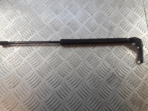 Used Rear gas strut, right BMW 1 serie (E81) 116i 1.6 16V Price € 20,00 Margin scheme offered by Bentie's autodemontage
