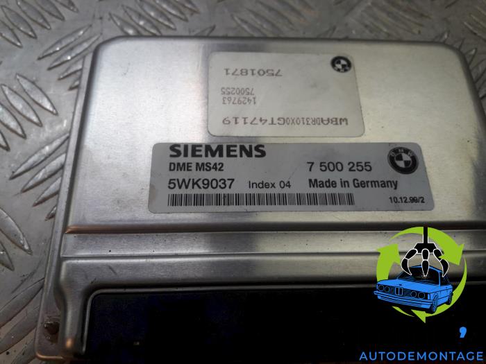 Ordinateur gestion moteur d'un BMW 5 serie Touring (E39) 523i 24V 2003