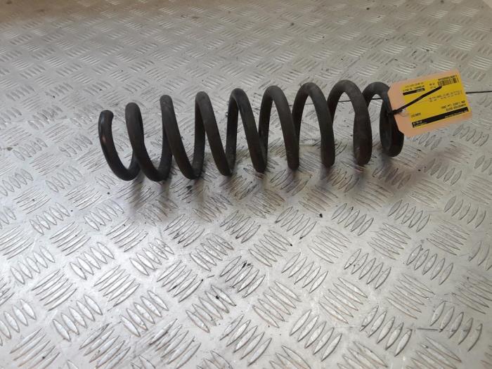 Rear coil spring from a BMW 1 serie (E87/87N) 118d 16V 2008