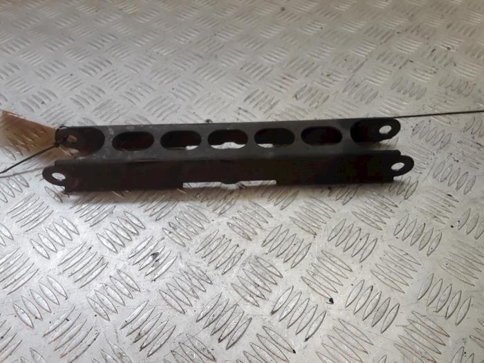 Lower wishbone, rear right from a BMW 1 serie (E87/87N) 118d 16V 2008