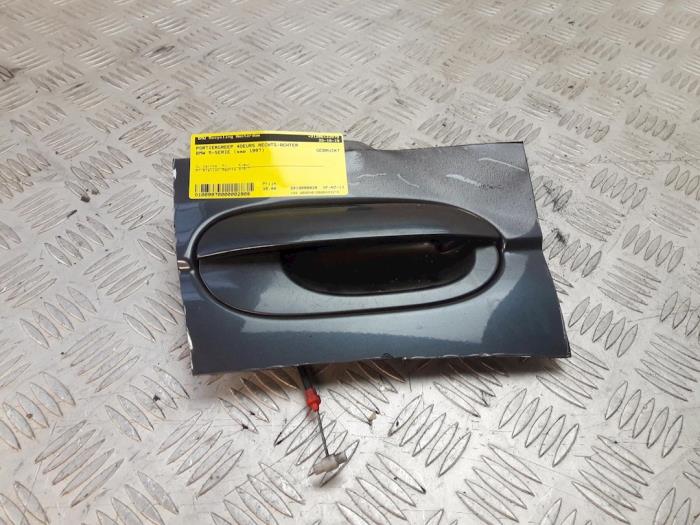 Rear door handle 4-door, right from a BMW 5 serie Touring (E39) 528i 24V 1997