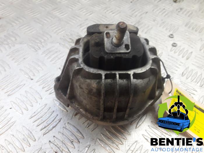 Engine mount from a BMW 1 serie (E87/87N) 120i 16V 2010