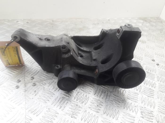 Usagé Support dynamo bas BMW 1 serie (E81) 123d 16V . Prix € 40,00 Règlement à la marge proposé par Bentie's autodemontage