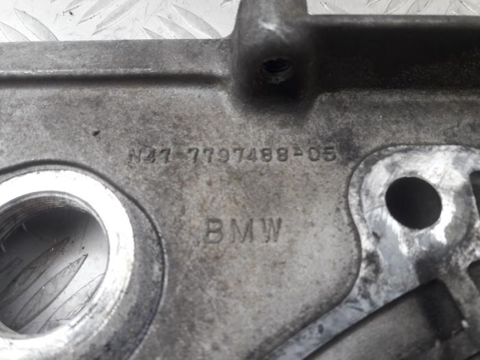Timing cover from a BMW 1 serie (E87/87N) 123d 16V 2008