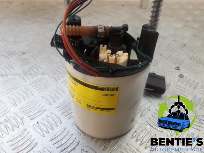 Electric fuel pump from a BMW 1 serie (E87/87N) 120i 16V 2010