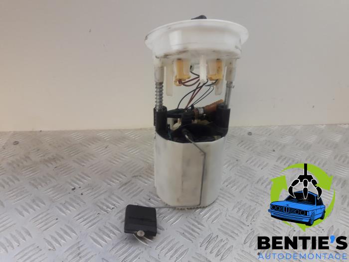 Electric fuel pump from a BMW 1 serie (E87/87N) 120i 16V 2010