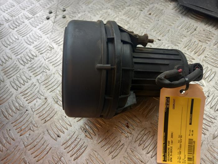 Secondary pump from a BMW 5 serie (E60) 520i 16V Corporate Lease 2004