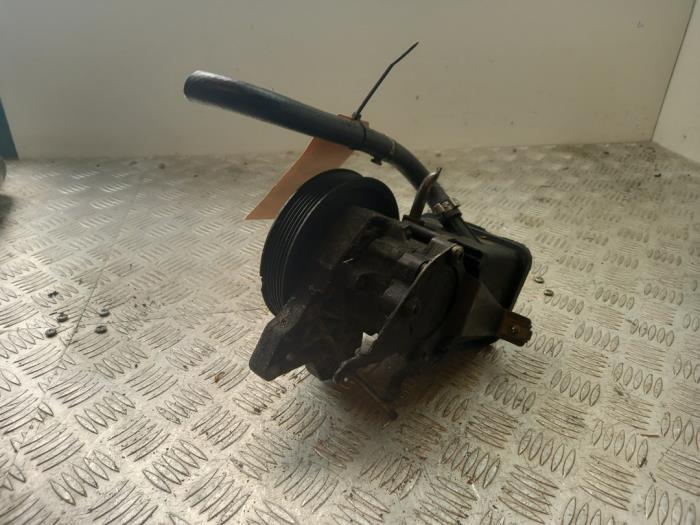 Used Power steering pump BMW 5 serie (E60) 520d 16V Corporate Lease Price € 60,00 Margin scheme offered by Bentie's autodemontage