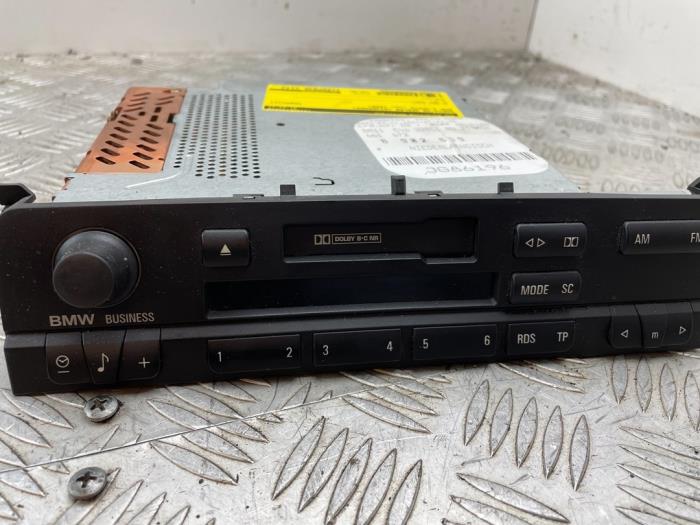 Radio/CD player (miscellaneous) from a BMW 3 serie (E46/2) 320 Ci 24V 1999