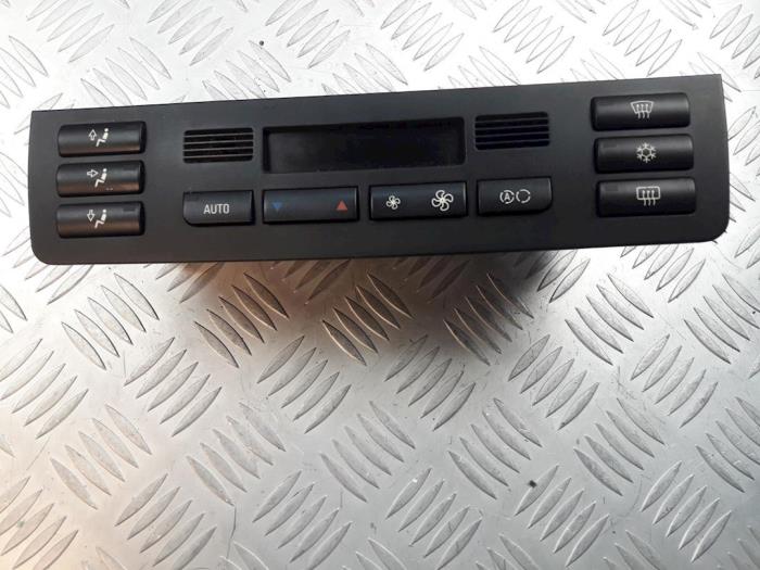 Używane Panel climatronic BMW 3 serie Touring (E46/3) 330d 24V Cena € 25,00 Procedura marży oferowane przez Bentie's autodemontage