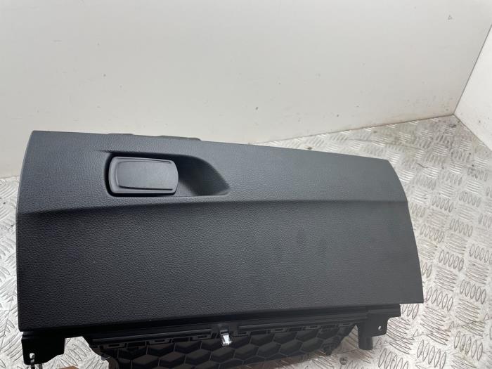 Begagnade Handskfack BMW 3 serie (F30) 318d 2.0 16V Pris € 40,00 Marginaltabell erbjuds av Bentie's autodemontage