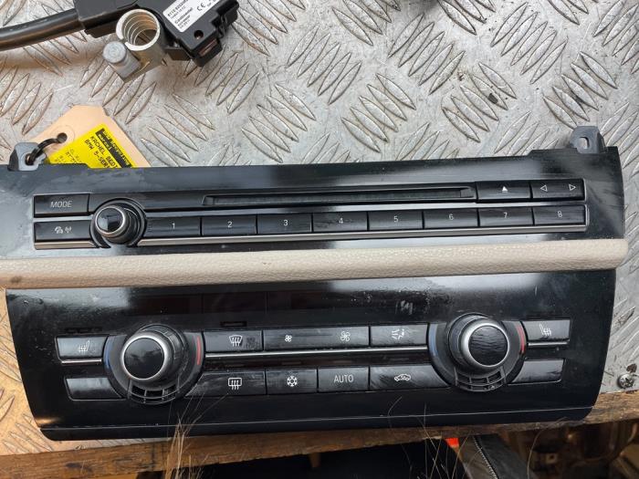 Heater control panel from a BMW 5 serie Touring (F11) 520d 16V 2011