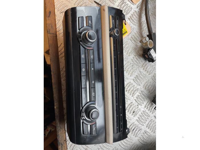 Heater control panel from a BMW 5 serie Touring (F11) 520d 16V 2011