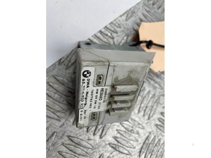 Używane Modul alarmu BMW 5 serie Touring (E39) 530i 24V Cena € 15,00 Procedura marży oferowane przez Bentie's autodemontage