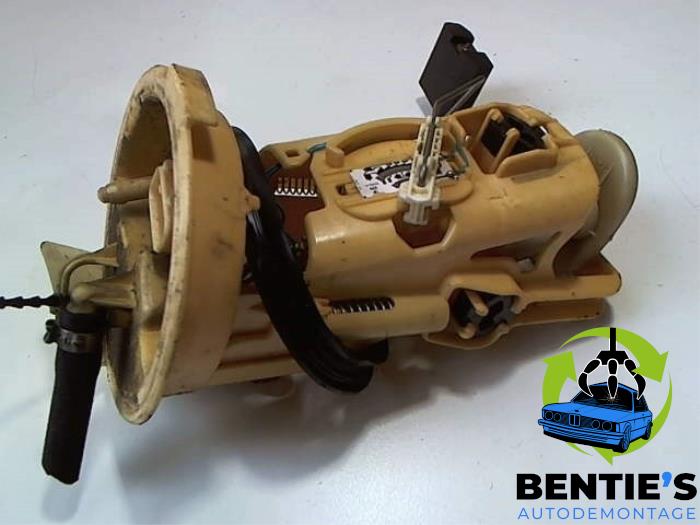 Gebrauchte Kraftstoffpumpe Elektrisch BMW 3 serie Touring (E46/3) 330d 24V Preis € 25,00 Margenregelung angeboten von Bentie's autodemontage