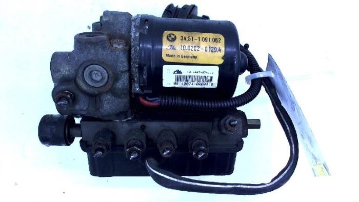 Używane Pompa ABS BMW 3 serie (E36/2) 325i 24V Cena € 75,00 Procedura marży oferowane przez Bentie's autodemontage