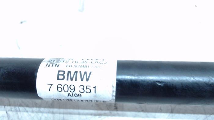 Eje de transmisión izquierda detrás de un BMW 1 serie (F20) 118i 1.5 TwinPower 12V 2018