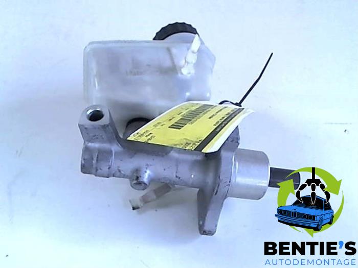 Master cylinder from a BMW 3 serie (E46/2C) 330 Ci 24V 2000
