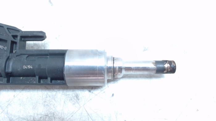 Injector (petrol injection) from a BMW 5 serie Touring (G31) 520i 2.0 TwinPower Turbo 16V 2018