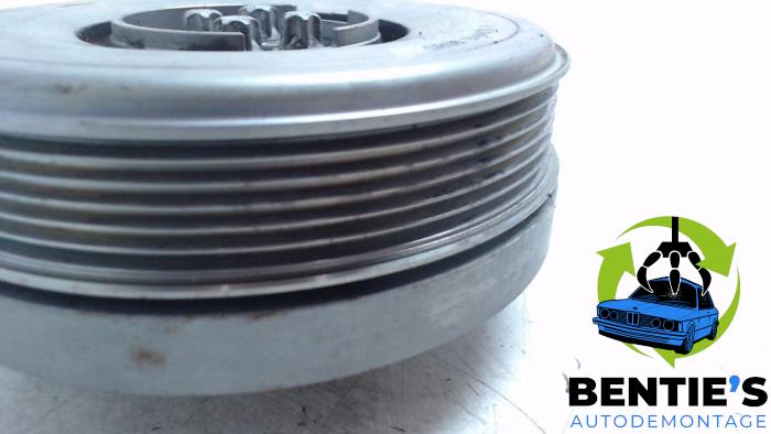 Crankshaft pulley from a BMW 5 serie Touring (G31) 520i 2.0 TwinPower Turbo 16V 2018