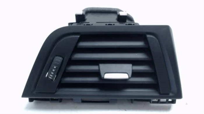 Dashboard vent from a BMW 3 serie (F30) 320i 2.0 16V 2012