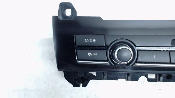 Panneau commande radio d'un BMW 5 serie (F10) 535d 24V 2011