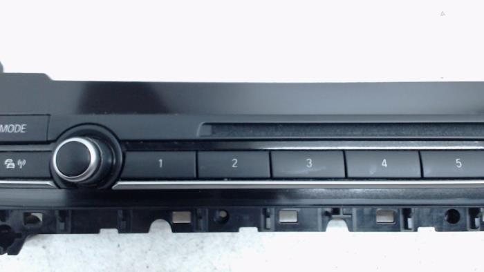 Radiobedienfeld van een BMW 5 serie (F10) 535d 24V 2011