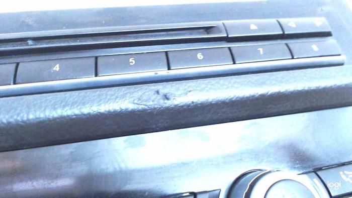 Panel de control de radio de un BMW 5 serie Touring (F11) 520d 16V 2013