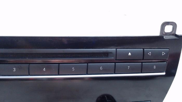 Radio control panel from a BMW 7 serie (F01/02/03/04) 740d 24V 2011